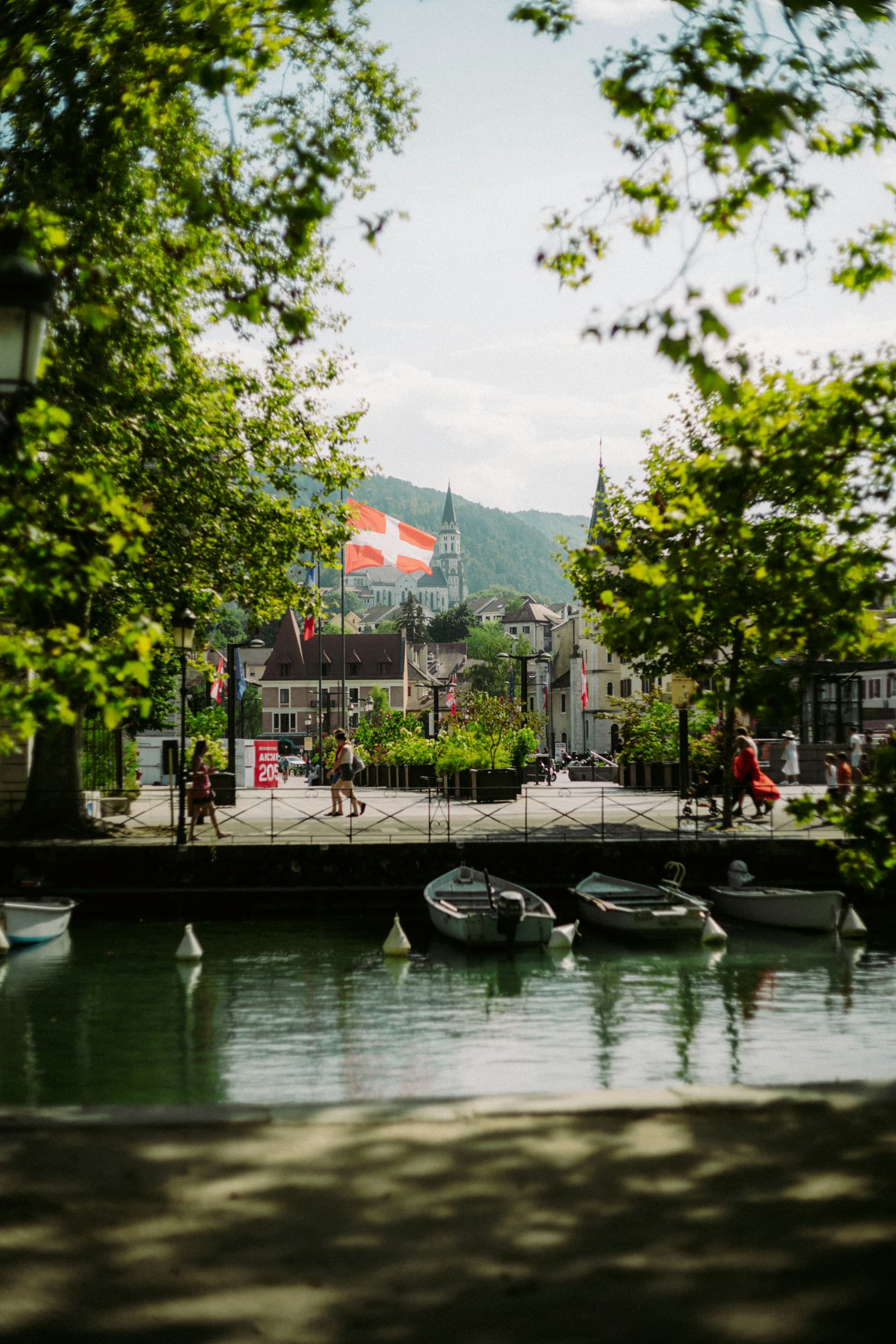 Canal du Vassé à Annecy avec le drapeau savoyard