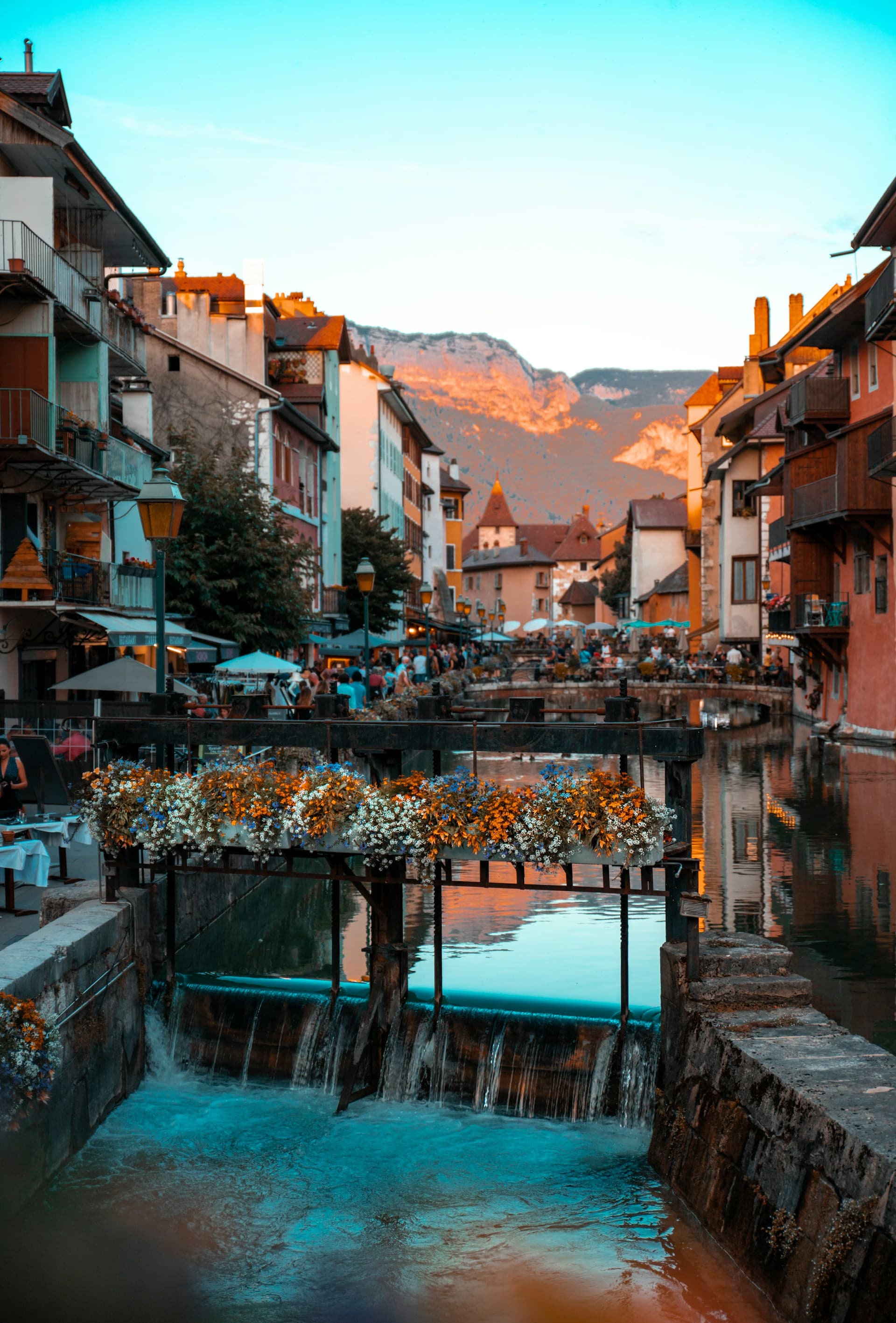 Canal dans la vieille ville d’Annecy au coucher du soleil